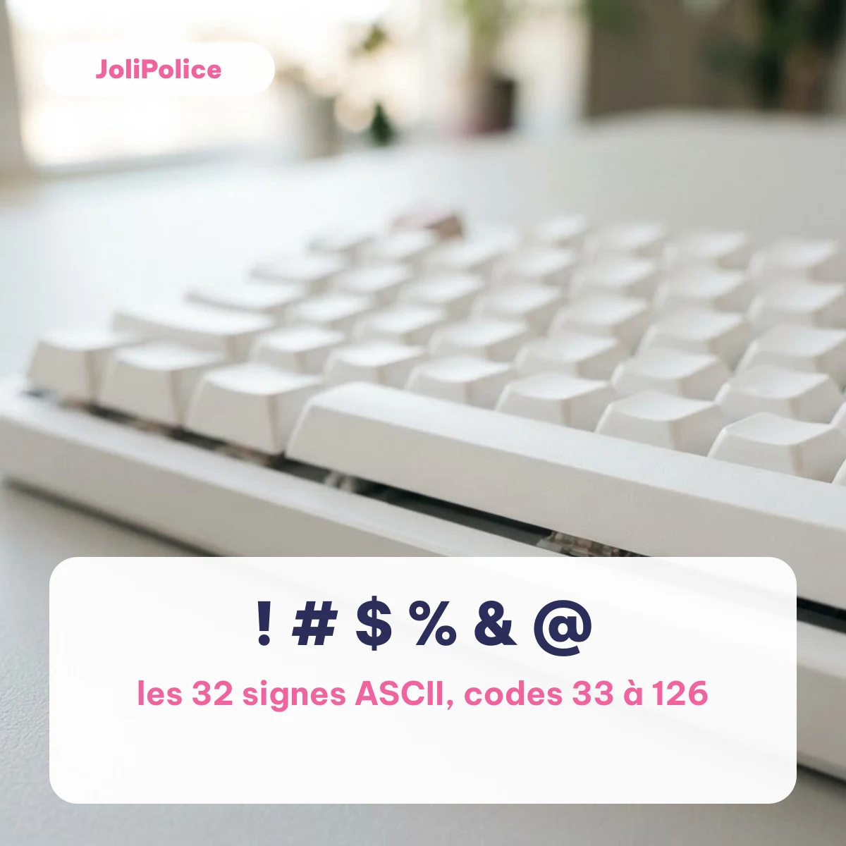 Caractères spéciaux ASCII ! # $ % & @ sur fond de clavier blanc